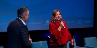 Mirela Retegan a pornit Gașca Zurli cu 1.000 de dolari împrumutați, iar lecția ei despre bani e că nu tot ce încasezi e al tău Mirela Retegan, creatoarea Găștii Zurli, vorbind la microfon pe scenă alături de Constantin Paraschiv
