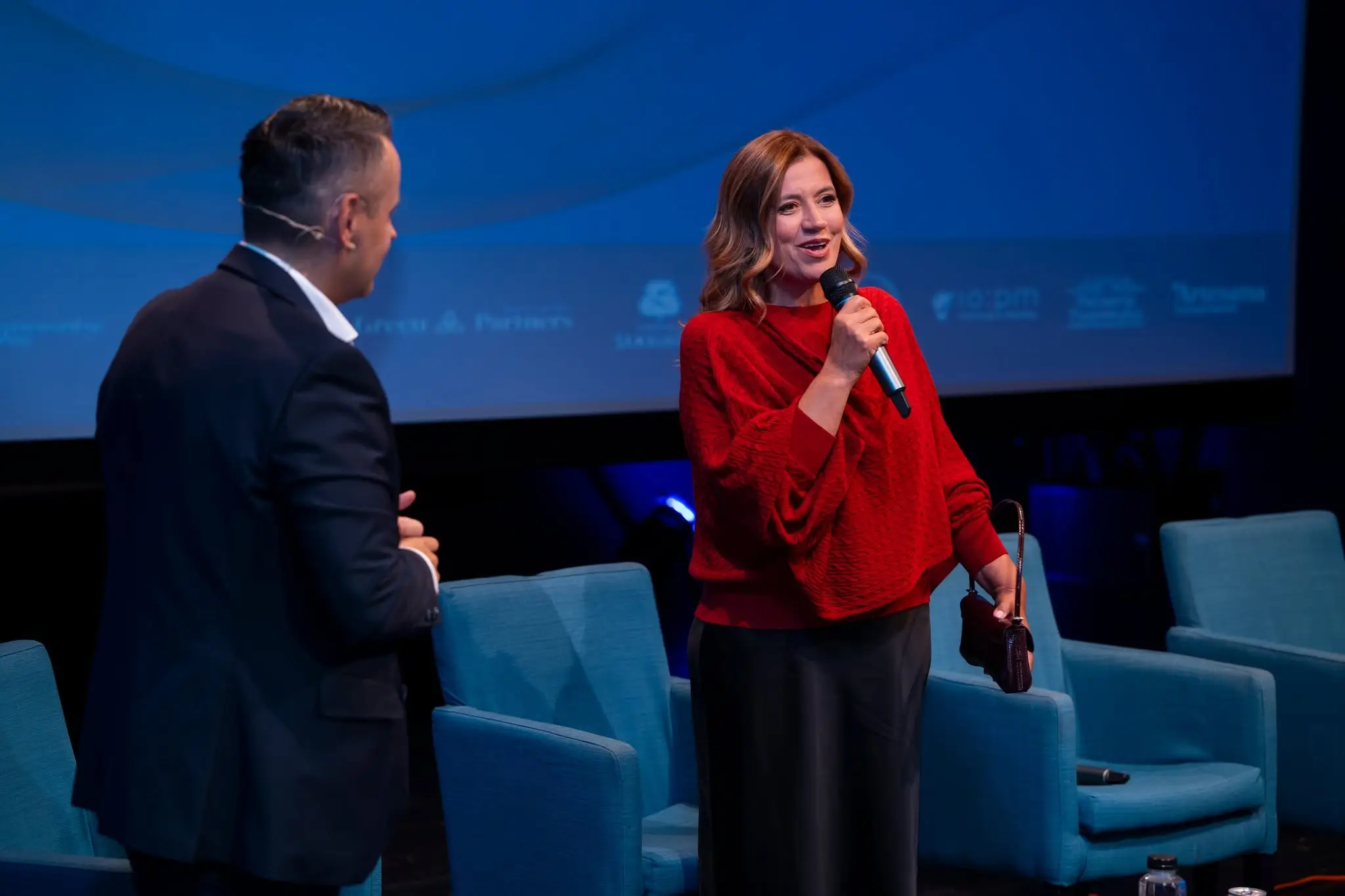 Mirela Retegan vorbind la microfon pe scenă, lângă Constantin Paraschiv
